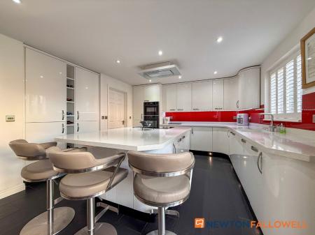 5 bedroom Detached house for sale in Dale Way, Fernwood, NG24