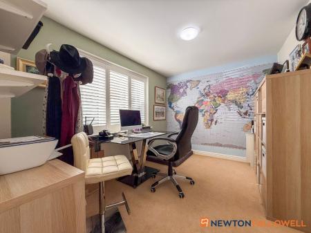 5 bedroom Detached house for sale in Dale Way, Fernwood, NG24