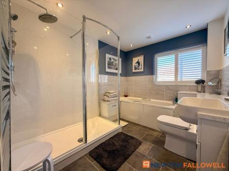 5 bedroom Detached house for sale in Dale Way, Fernwood, NG24