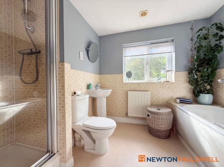 4 bedroom Detached house for sale in Rosefield Close, Fernwood, NG24