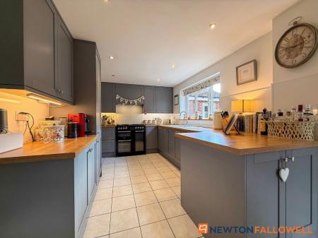 4 bedroom Detached house for sale in Rosefield Close, Fernwood, NG24
