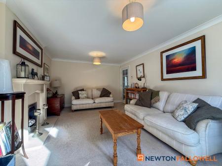 4 bedroom Detached house for sale in Rosefield Close, Fernwood, NG24
