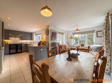 4 bedroom Detached house for sale in Rosefield Close, Fernwood, NG24
