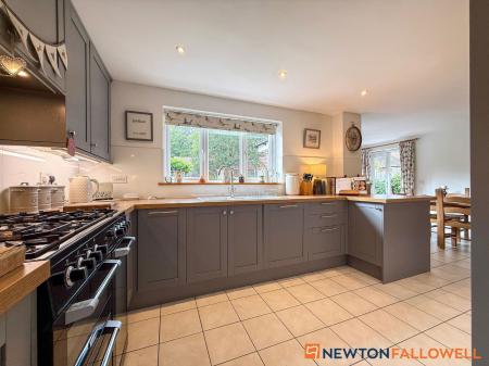 4 bedroom Detached house for sale in Rosefield Close, Fernwood, NG24