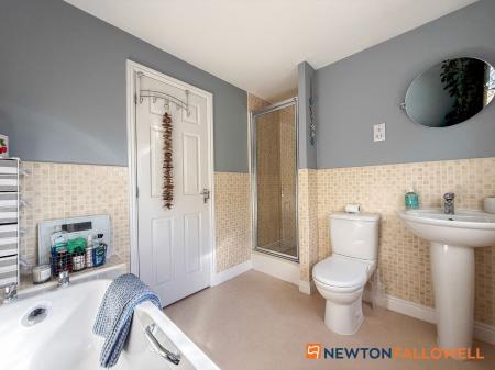 4 bedroom Detached house for sale in Rosefield Close, Fernwood, NG24
