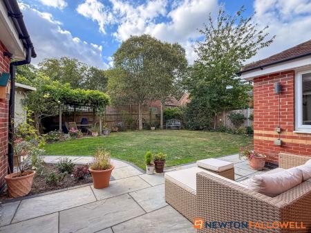 4 bedroom Detached house for sale in Rosefield Close, Fernwood, NG24