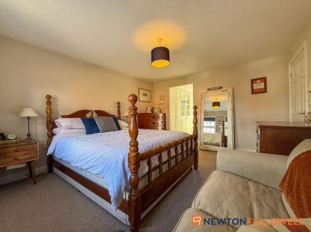 4 bedroom Detached house for sale in Rosefield Close, Fernwood, NG24