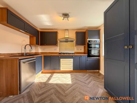 4 bedroom Terraced House for sale in Goldstraw Lane, Fernwood, NG24
