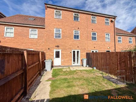 4 bedroom Terraced House for sale in Goldstraw Lane, Fernwood, NG24