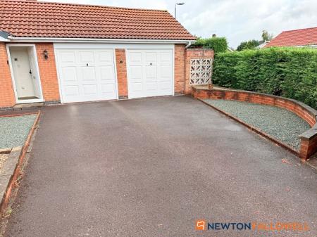 2 bedroom Bungalow for sale in Barnfield Road, Collingham, NG23