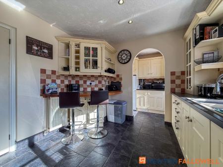 4 bedroom Detached house for sale in Mead Way, Balderton, NG24