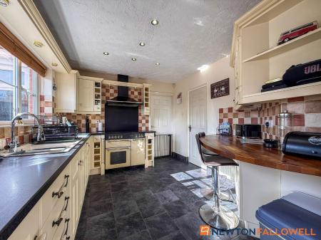 4 bedroom Detached house for sale in Mead Way, Balderton, NG24