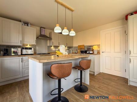 3 bedroom Semi-detached house for sale in Digby Avenue, Fernwood, NG24