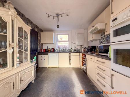 4 bedroom Detached house for sale in London Road, Balderton, NG24