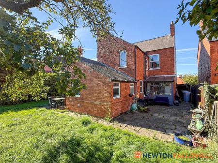 4 bedroom Detached house for sale in London Road, Balderton, NG24