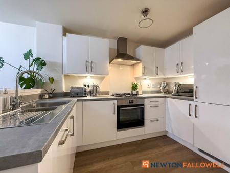 4 bedroom Semi-detached house for sale in Hunters Road, Fernwood, NG24