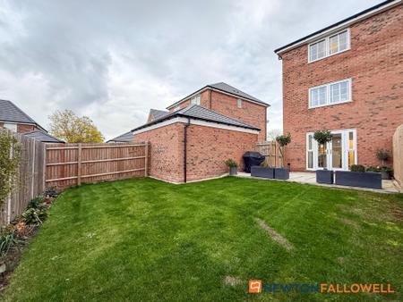 4 bedroom Semi-detached house for sale in Hunters Road, Fernwood, NG24
