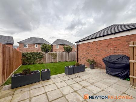 4 bedroom Semi-detached house for sale in Hunters Road, Fernwood, NG24