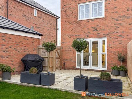 4 bedroom Semi-detached house for sale in Hunters Road, Fernwood, NG24