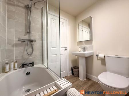 4 bedroom Semi-detached house for sale in Hunters Road, Fernwood, NG24
