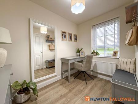 4 bedroom Semi-detached house for sale in Hunters Road, Fernwood, NG24