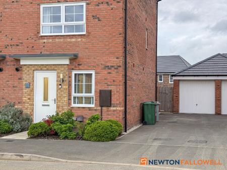 4 bedroom Semi-detached house for sale in Hunters Road, Fernwood, NG24