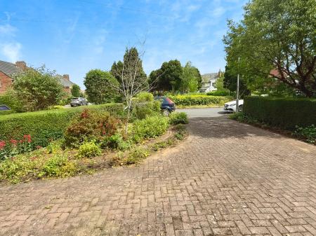 4 bedroom Detached house for sale in Hill Way, Oadby, LE2