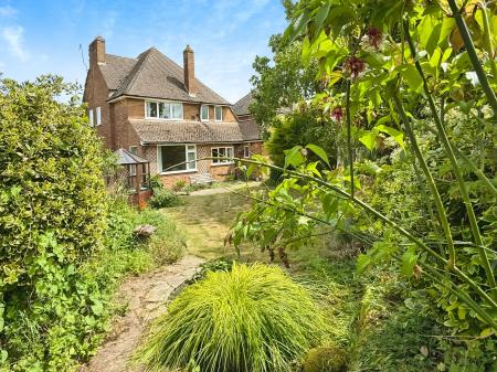 4 bedroom Detached house for sale in Hill Way, Oadby, LE2