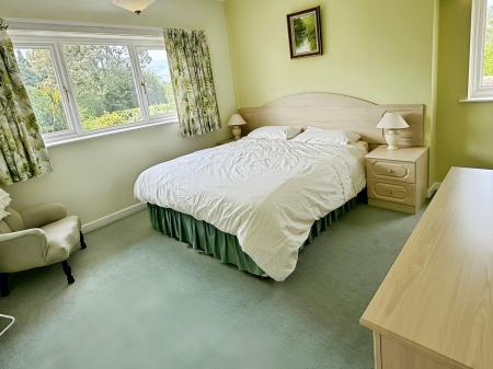 4 bedroom Detached house for sale in Hill Way, Oadby, LE2