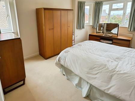 4 bedroom Detached house for sale in Hill Way, Oadby, LE2