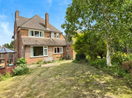 4 bedroom Detached house for sale in Hill Way, Oadby, LE2