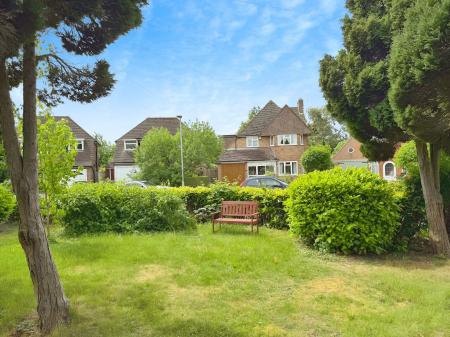 4 bedroom Detached house for sale in Hill Way, Oadby, LE2