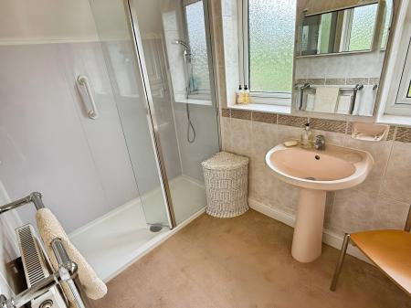 4 bedroom Detached house for sale in Hill Way, Oadby, LE2
