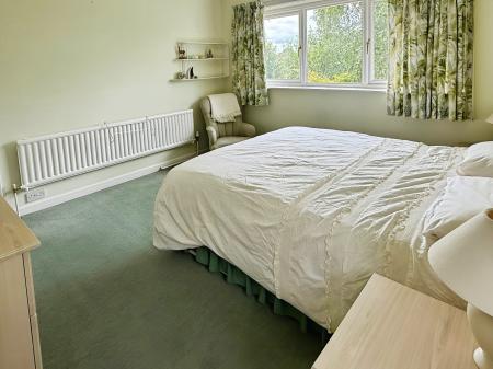 4 bedroom Detached house for sale in Hill Way, Oadby, LE2