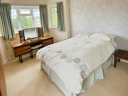 4 bedroom Detached house for sale in Hill Way, Oadby, LE2