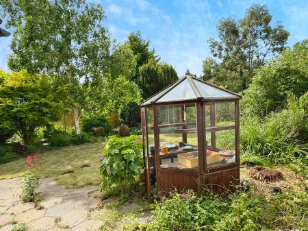 4 bedroom Detached house for sale in Hill Way, Oadby, LE2