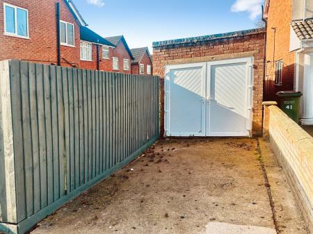 3 bedroom Semi-detached house for sale in Kent Drive, Oadby, LE2