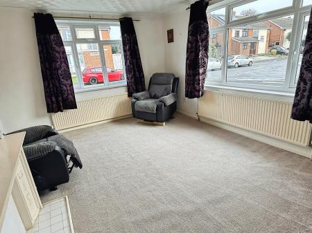 3 bedroom Semi-detached house for sale in Kent Drive, Oadby, LE2