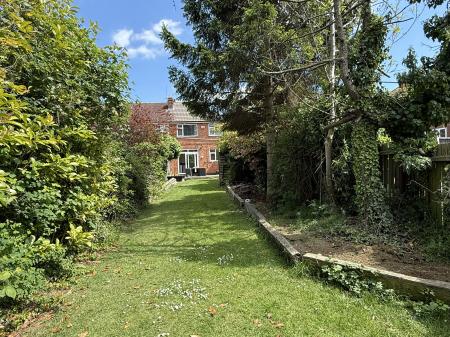 4 bedroom End of terrace house for sale in Lymington Road, Leicester, Leicester, LE5