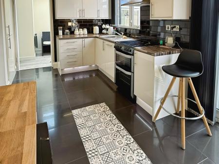 4 bedroom End of terrace house for sale in Lymington Road, Leicester, Leicester, LE5