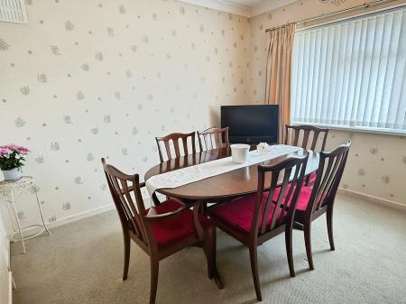 2 bedroom Detached bungalow for sale in Wayside Drive, Oadby, LE2