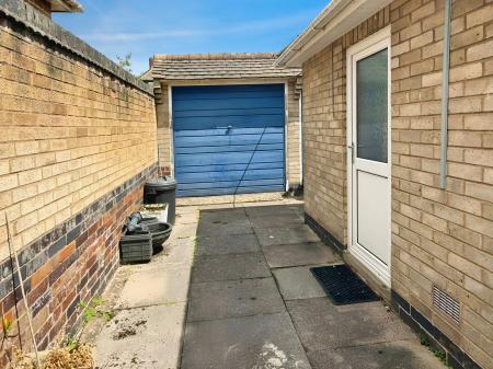 2 bedroom Detached bungalow for sale in Wayside Drive, Oadby, LE2