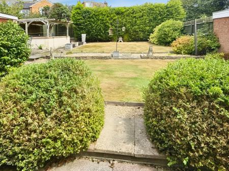 2 bedroom Detached bungalow for sale in Wayside Drive, Oadby, LE2