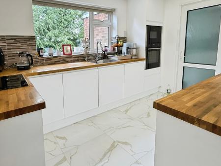 4 bedroom Detached house for sale in Ash Tree Road, Oadby, LE2