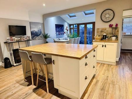 3 bedroom Semi-detached house for sale in Uplands Road, Oadby, LE2