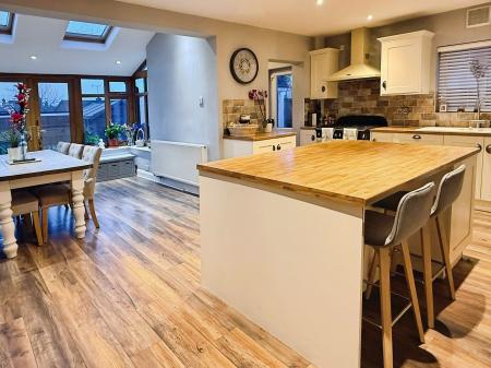 3 bedroom Semi-detached house for sale in Uplands Road, Oadby, LE2