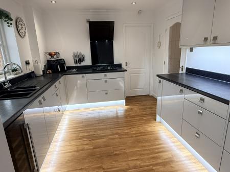 4 bedroom Detached house for sale in Devonia Road, Oadby, LE2