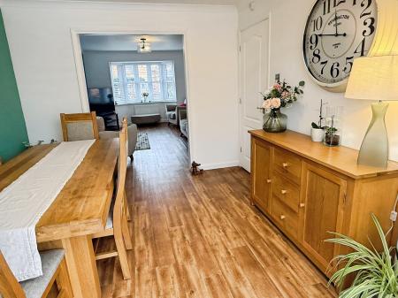 4 bedroom Detached house for sale in Devonia Road, Oadby, LE2