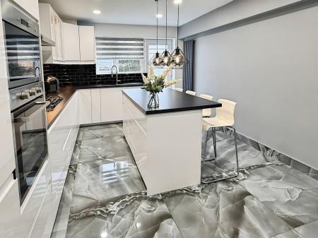 3 bedroom Detached house for sale in Vandyke Road, Oadby, LE2