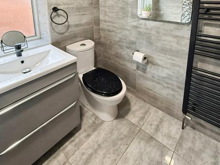 4 bedroom Detached house for sale in Kent Drive, Oadby, LE2